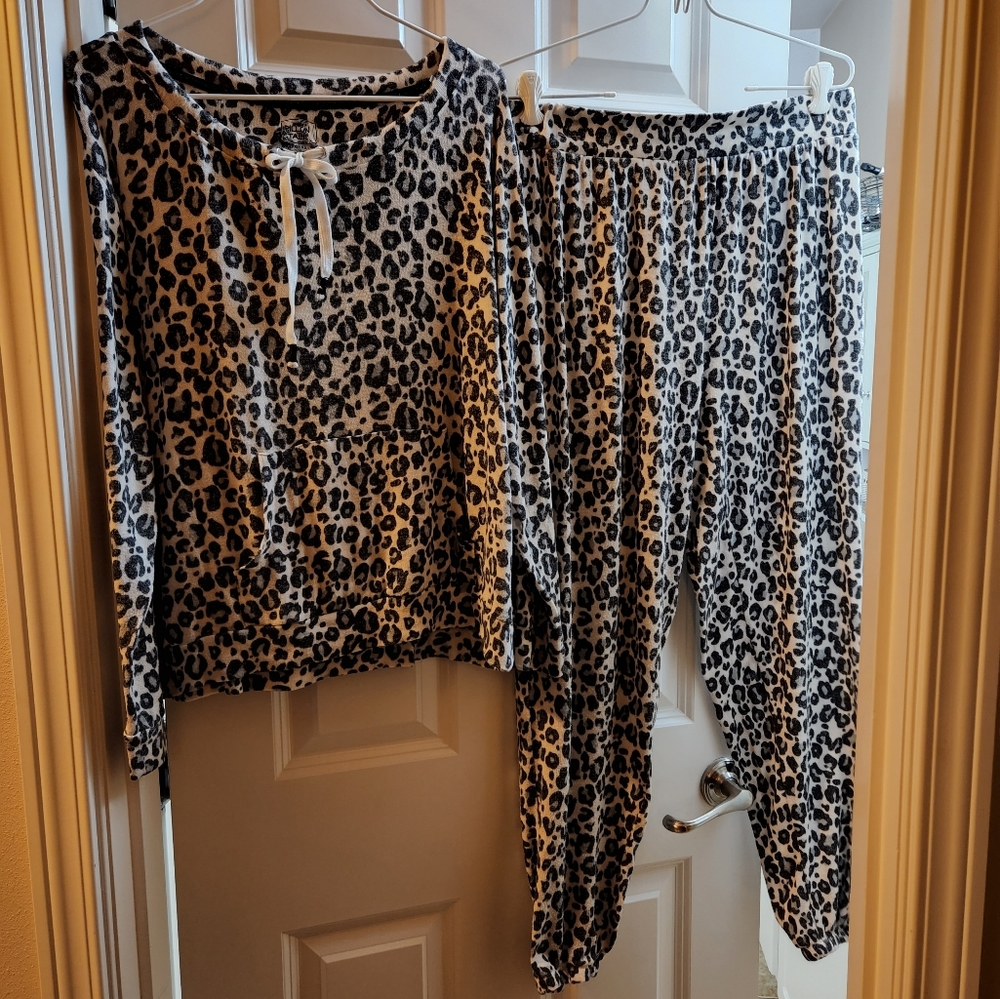Pillow Talk Brand, Animal Print. Pajama Set. XL./XG.